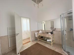 Ένα μπάνιο στο Garibaldi St Cozy Retreat Exclusive Boutique Apartment +36 φωτογραφίες