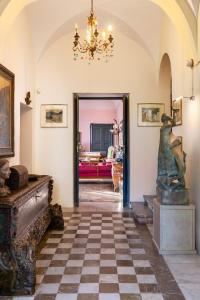 a room with a checkered floor and a chandelier at Casa Cuseni, Patrimonio Culturale Immateriale UNESCO in Taormina