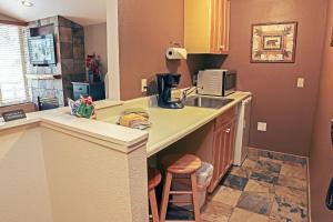 une cuisine avec un évier et un plan de travail dans l'établissement Fawn Valley Inn- 105 condo, à Estes Park