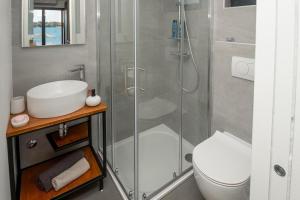 bagno con doccia, lavandino e servizi igienici di Paradisum sub sole a Tisno (Stretto)