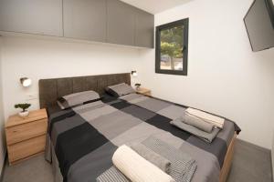 um quarto com uma cama grande com duas toalhas em Paradisum sub sole em Tisno