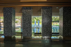 Bazén v ubytování Grand Hotel Terme Di Comano nebo v jeho okolí