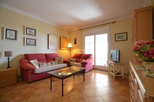 Telewizja i/lub zestaw kina domowego w obiekcie Apartamentos Punta Canela