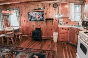 Majoituspaikan Lazy R Cottages- 3 cabin keittiö tai keittotila