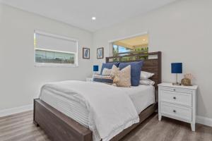 um quarto com uma cama e um espelho em Immaculate, Private Home Near Ft. Lauderdale Beach em Fort Lauderdale