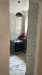 een keuken met een fornuis en een aanrecht bij Kenza house place in Casablanca