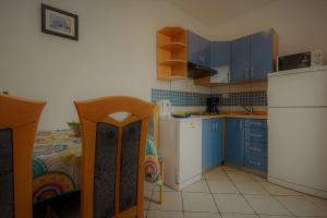 Kuchyňa alebo kuchynka v ubytovaní Apartmani MW, Plavi apartman