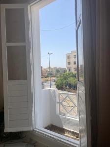 een raam met uitzicht op een balkon bij Kenza house place in Casablanca