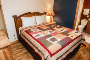 Giường trong phòng chung tại Timber Creek Chalets- 10B chalet