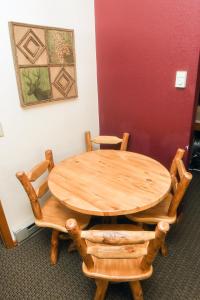 een houten tafel en stoelen in een kamer bij Timber Creek Chalets- 12 chalet in Estes Park