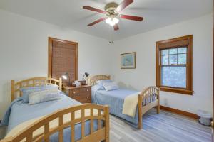 sypialnia z 2 łóżkami i wentylatorem sufitowym w obiekcie Glendive Getaway with Yellowstone River Access! w mieście Glendive