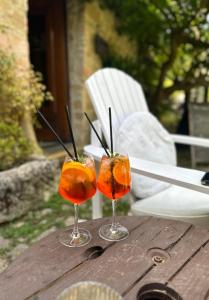 dos cócteles sentados sobre una mesa de madera en Antica Locanda Lunetta, en Màndas