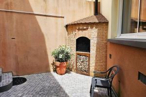 a brick oven with a potted plant on a patio at Appartement La Roche-Bernard - Plein centre - 50m² in La Roche-Bernard
