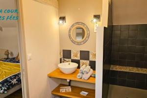 a bathroom with a sink and a mirror at Appartement La Roche-Bernard - Plein centre - 50m² in La Roche-Bernard