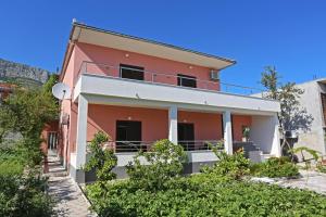 a house with a red and white at Apartment Fila i Jure in Solin