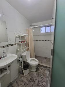 y baño con aseo y lavamanos. en (2) cuarto maravilloso para descansar y asearse, en Tlaxcalancingo