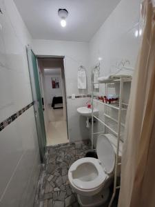 uma casa de banho com um WC e um lavatório em (2) cuarto maravilloso para descansar y asearse em Tlazcalancingo