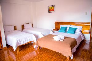 a hotel room with two beds in a room at La Posada D'Benjamín in Oxapampa