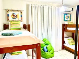 1 dormitorio con 2 literas y ventana en Vila Sinhá, en Bonito