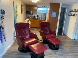 a waiting room with two chairs and a table at le Loft Québec in Quebec City
