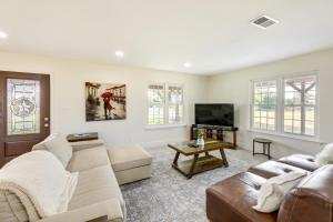 Gallery image of Remodeled Farmhouse on 18 Acres 8 Mi to Elgin! in Coupland