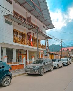 a group of cars parked in front of a building at La Posada D'Benjamín in Oxapampa