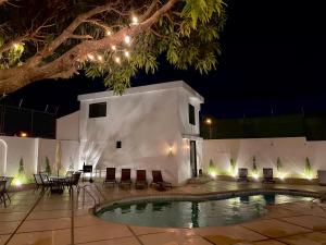 Villa con piscina por la noche en Hermoso Departamento en Lomas de Barbasquillo, en Manta