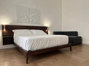 una camera da letto con un letto e una sedia di Domus Delia Luxury Apartment a Napoli