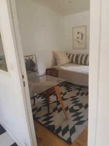 ein Wohnzimmer mit einem Sofa und einem Couchtisch in der Unterkunft Au coeur de LYON in Lyon