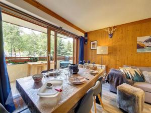 a dining room with a table and a large window at Appartement lumineux 3 pièces · Balcon Sud/Ouest · Proche pistes et commerces · Non fumeur - FR-1-344-737 in Saint-Martin-de-Belleville +7 photos