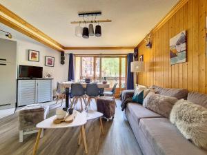 a living room with a couch and a table at Appartement lumineux 3 pièces · Balcon Sud/Ouest · Proche pistes et commerces · Non fumeur - FR-1-344-737 in Saint-Martin-de-Belleville