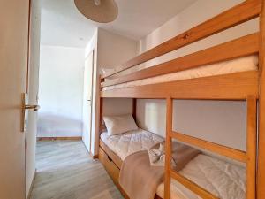 een kamer met 2 stapelbedden bij Appartement Saint-Martin-de-Belleville, 2 pièces, 4 personnes - FR-1-344-839 in Saint-Martin-de-Belleville