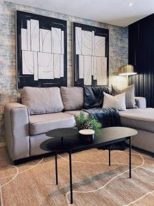 salon z kanapą i stolikiem kawowym w obiekcie Dolce vita luxurious apartment w mieście Umhlanga