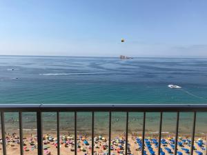 een uitzicht op een strand met parasols en de oceaan bij Levante Trip - Family Apartments in Benidorm