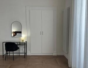 una stanza con un tavolo, uno specchio e una porta di Domus Delia Luxury Apartment a Napoli Altre 30 foto