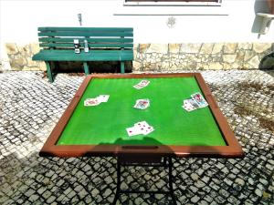 費雷爾的住宿－Vivienda en la playa de los surfistas! Baleal-Portugal - Hasta 11 PAX，一张扑克桌在板凳和扑克牌前