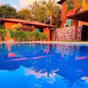 a swimming pool in front of a house at BemTeVi Em Búzios in Búzios