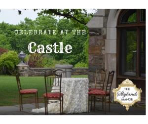una mesa con sillas y un cartel que se lee celebrar en el castillo en The Castle at Skylands Manor en Ringwood