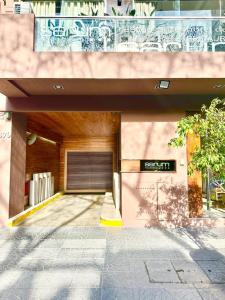 un edificio con garage con porta di Sarum Hotel Design a Buenos Aires