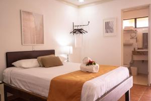 um quarto com uma cama com uma almofada em Hotel Zima em San Isidro