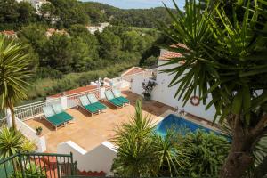 uma vista para uma villa com piscina em Es Cucó em Cala Galdana