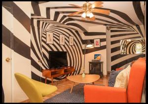 een woonkamer met een plafondventilator en een televisie bij Artistic 2BR in NYC in New York