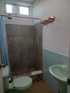 łazienka z toaletą i umywalką w obiekcie Casa de Alexis w mieście Puerto Baquerizo Moreno