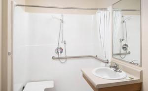 Koupelna v ubytování WoodSpring Suites Tulsa