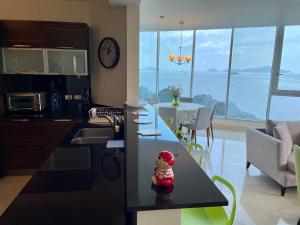 eine Küche und ein Wohnzimmer mit einem Tisch und einem Esszimmer in der Unterkunft 14F Luxury Resort Lifestyle Ocean Views in Playa Bonita Village