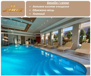 Bazén v ubytovaní Sting Hotel & Event Palace alebo v jeho blízkosti