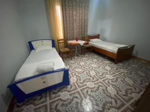 Cama ou camas em um quarto em Guest House Sherifi Berat