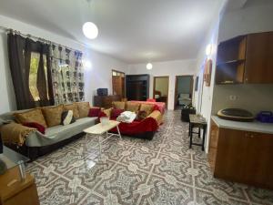 Uma área de estar em Guest House Sherifi Berat