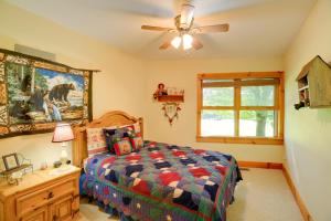 una camera con letto e ventilatore a soffitto di Piney Creek Cabin with Deck, Grill and Mountain Views! a Piney Creek