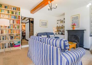 - un salon avec deux chaises et une cheminée dans l'établissement Dart Cottage, à Aldeburgh